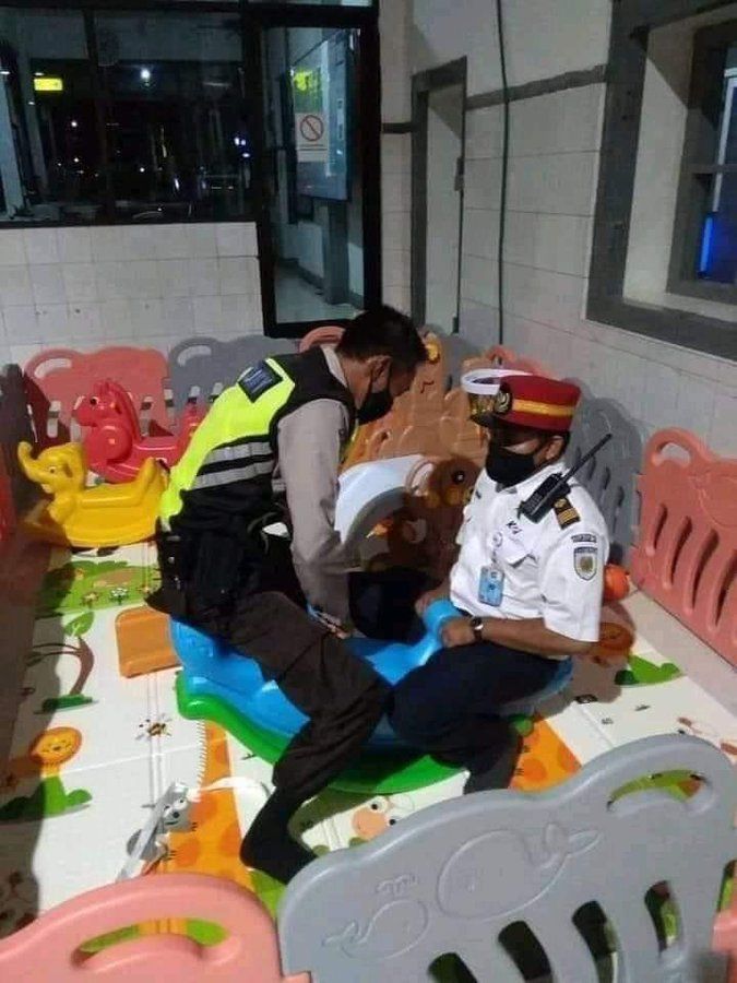 4 Kelakuan Kocak Bapak-Bapak Bikin Pipi Kaku Nggak Bisa Gerak